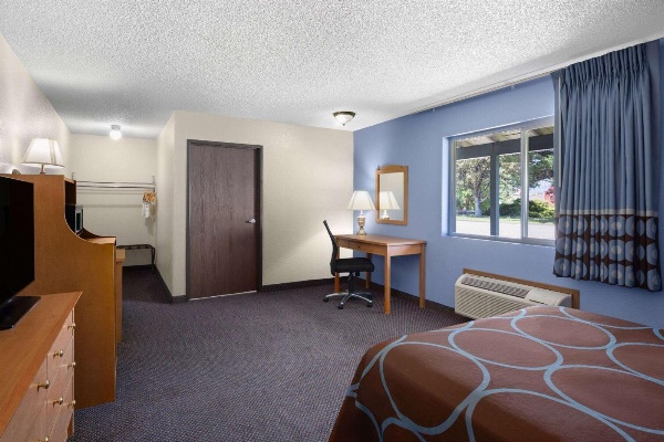 Super 8 by Wyndham Susanville image 1