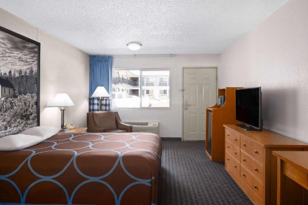 Super 8 by Wyndham Susanville image 12