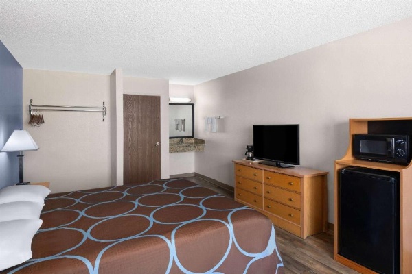 Super 8 by Wyndham Susanville image 29