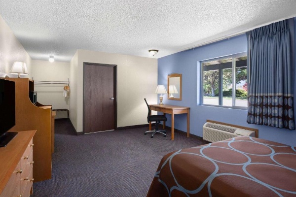 Super 8 by Wyndham Susanville image 34