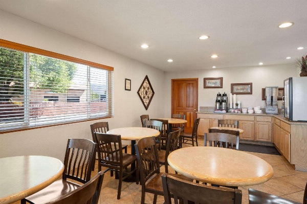 Super 8 by Wyndham Susanville image 4