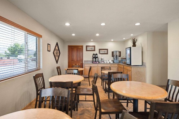 Super 8 by Wyndham Susanville image 5